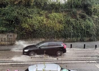Chuva forte a provocar inundações nas ruas da cidade de Oliveira do Hospital
